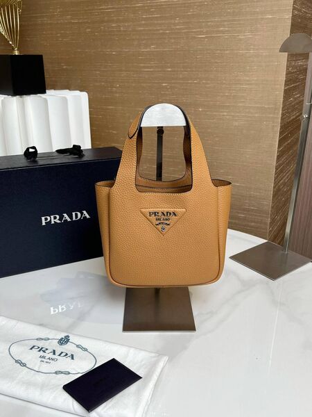 Сумка Prada женский кожа бежевый