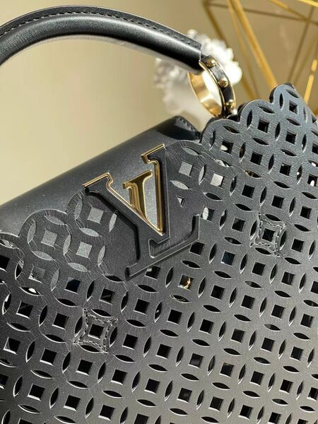 Сумка Louis Vuitton Capucines женский кожа черный 76640-6
