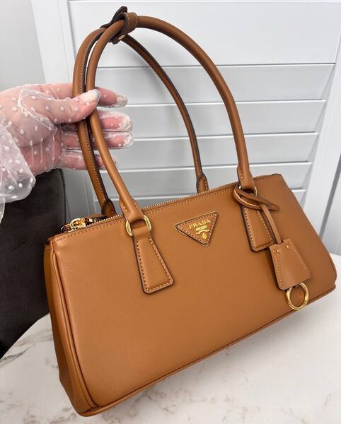 Сумка Prada женский кожа бежевый 174408