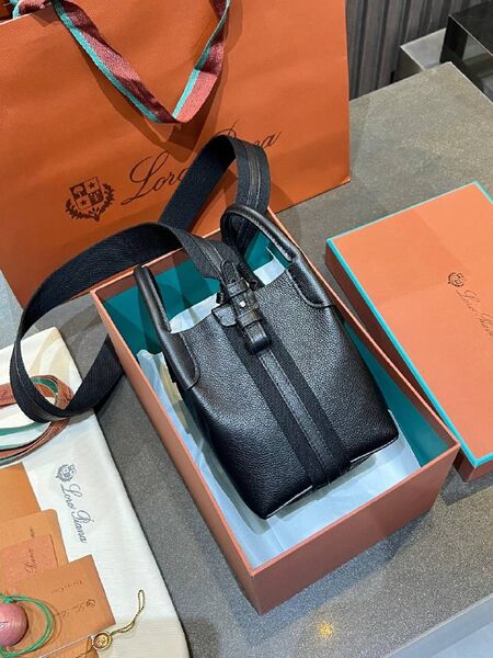 Сумка Loro Piana женский кожа черный u3014339-1-7