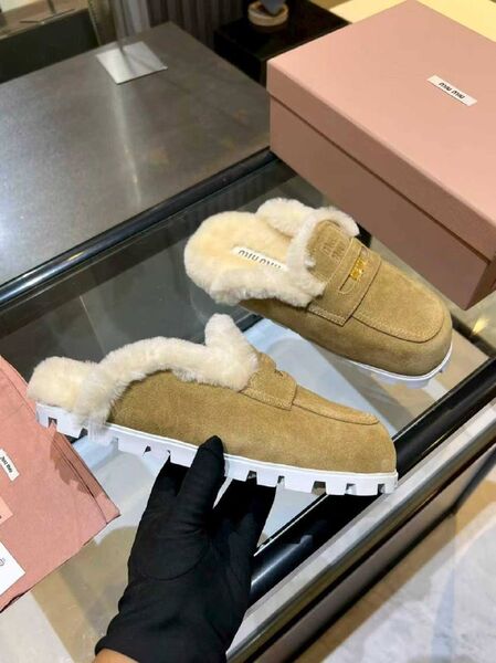 Женские меховые тапочки Miu Miu женский замша бежевый a1429452-1