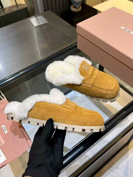 Женские меховые тапочки Miu Miu женский замша бежевый b6321899-1
