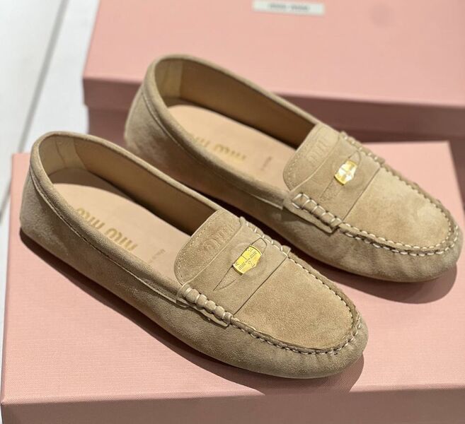 Лоферы Miu Miu женский замша бежевый 139626