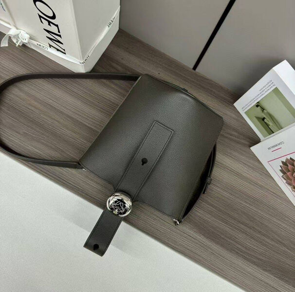 Сумка Loewe женский кожа черный 195867-2
