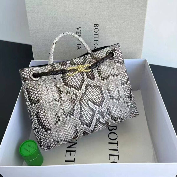 Сумка Bottega Veneta Andiamo Shoulder Bag Python женский кожа графитовый 170968-3