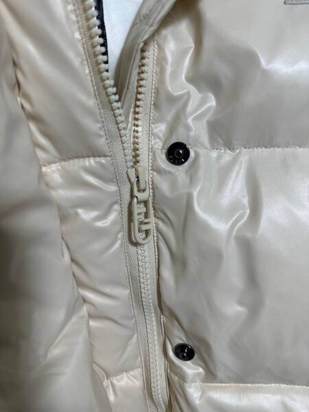 Пуховик Fendi женский бежевый 129166-4