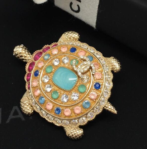 Брошь Chanel 10395