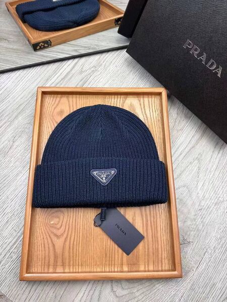 Шапка Prada женский z2141065-1