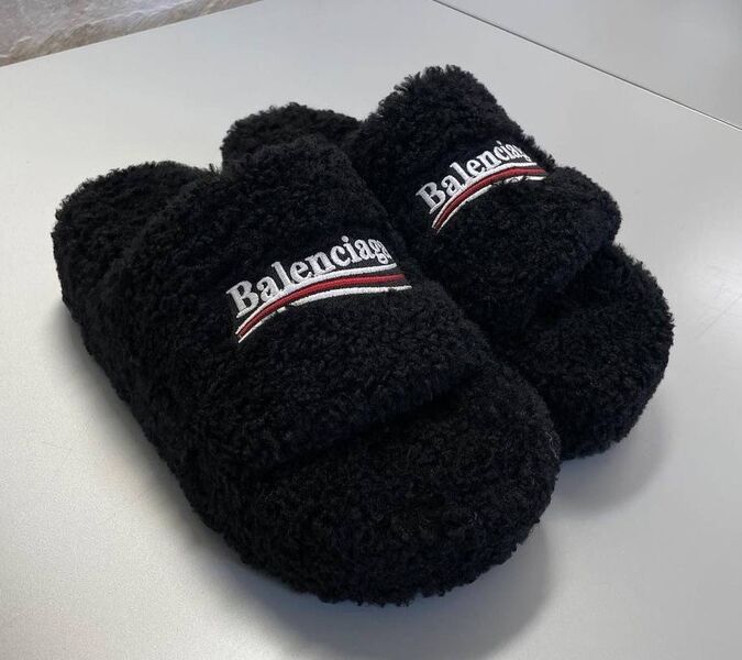 Шлепки Balenciaga женский натуральный мех черный 188760