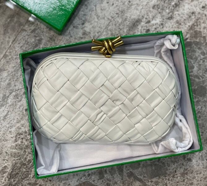 Клатч Bottega Veneta женский кожа белый 98474
