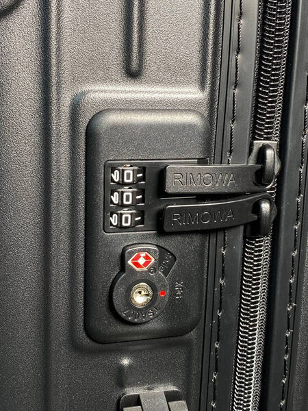 Чемодан Rimowa женский пластик черный 173125-3