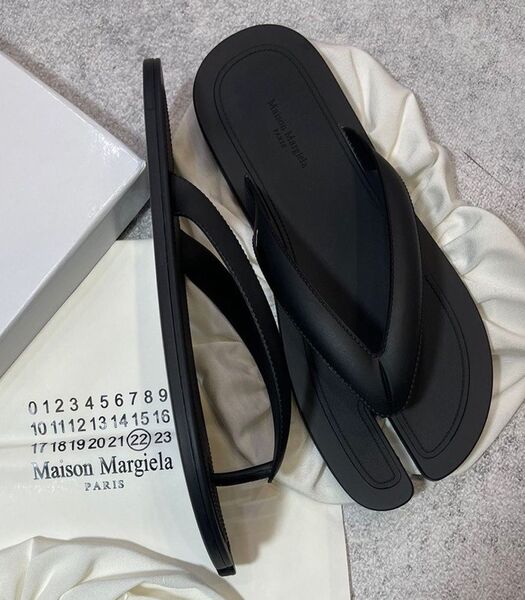 Шлепки Maison Margiela женский резина черный 105357