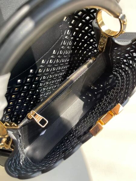 Сумка Louis Vuitton Capucines женский кожа черный 76640-9