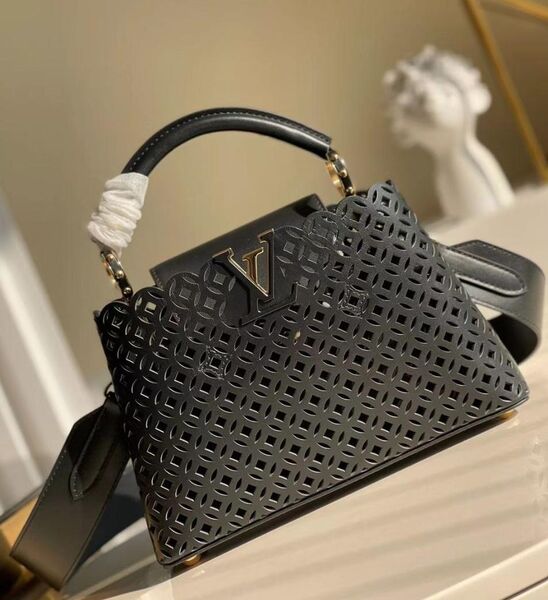 Сумка Louis Vuitton Capucines женский кожа черный 76640