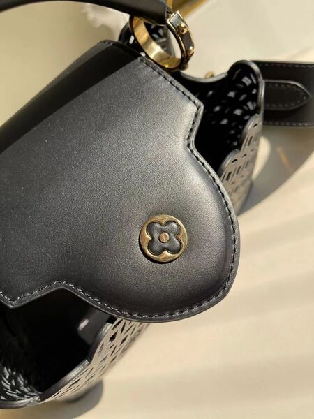 Сумка Louis Vuitton Capucines женский кожа черный 76640-8
