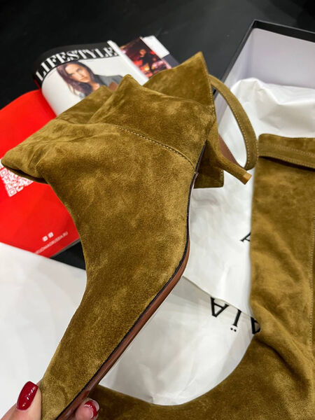 Сапоги Alaïa женский замша горчичный 162230-3