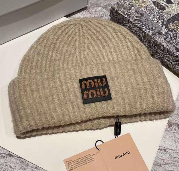 Шапка Miu Miu женский вязаная ткань бежевый 130151