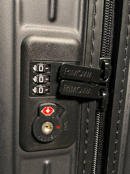 Чемодан Rimowa женский черный 194446-3