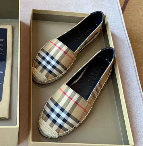 Слипоны Burberry женский текстиль темно-бежевый 70963