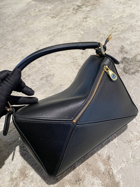 Сумка Loewe женский кожа черный 194892-5