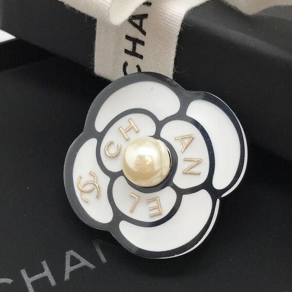 Брошь Chanel 10385
