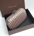 Клатч Bottega Veneta Chain Knot женский сатин темно-бежевый 26024