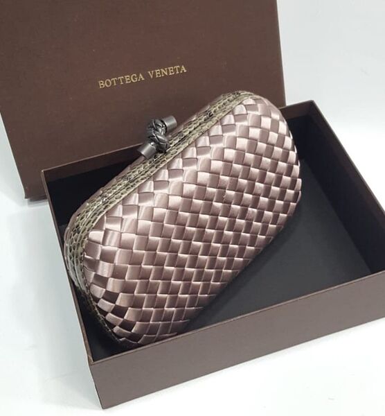 Клатч Bottega Veneta Chain Knot женский сатин бежевый 26024