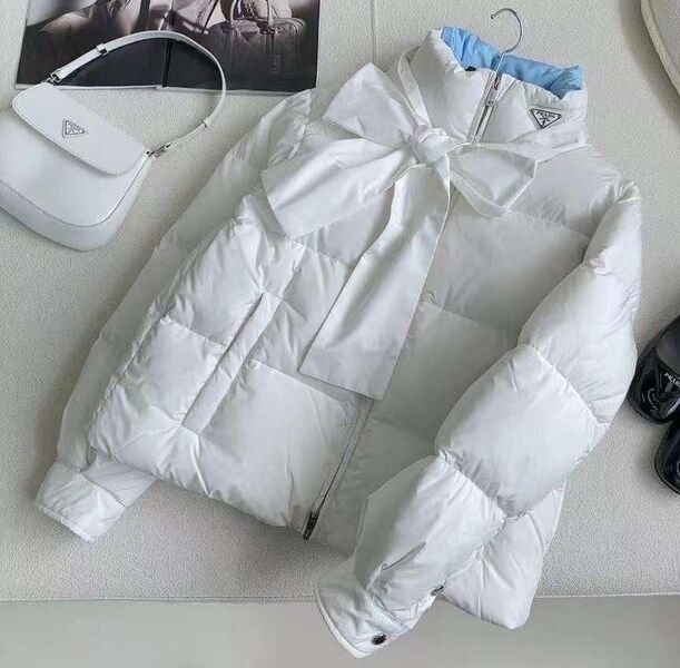 Пуховик Prada женский белый 124686