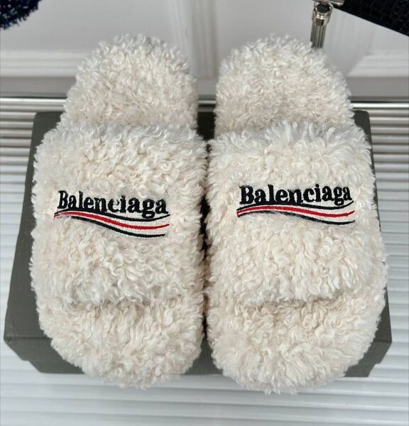 Шлепки Balenciaga женский натуральный мех белый 188736