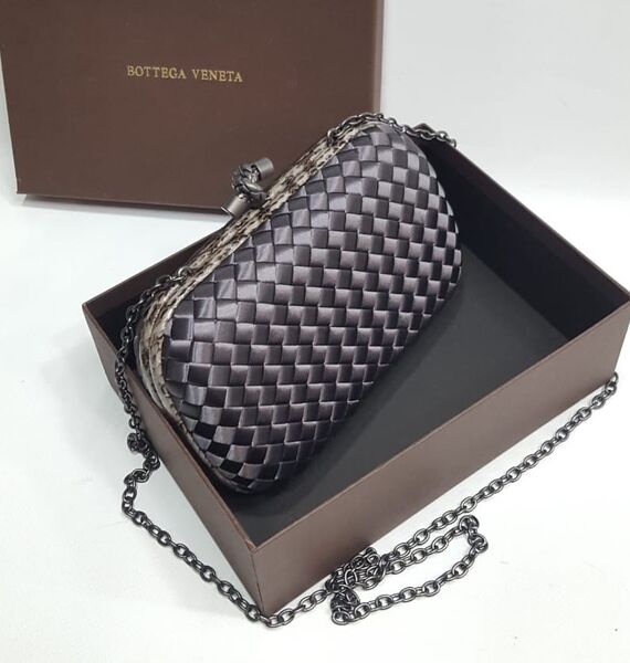 Клатч Bottega Veneta Chain Knot женский сатин графитовый 26026