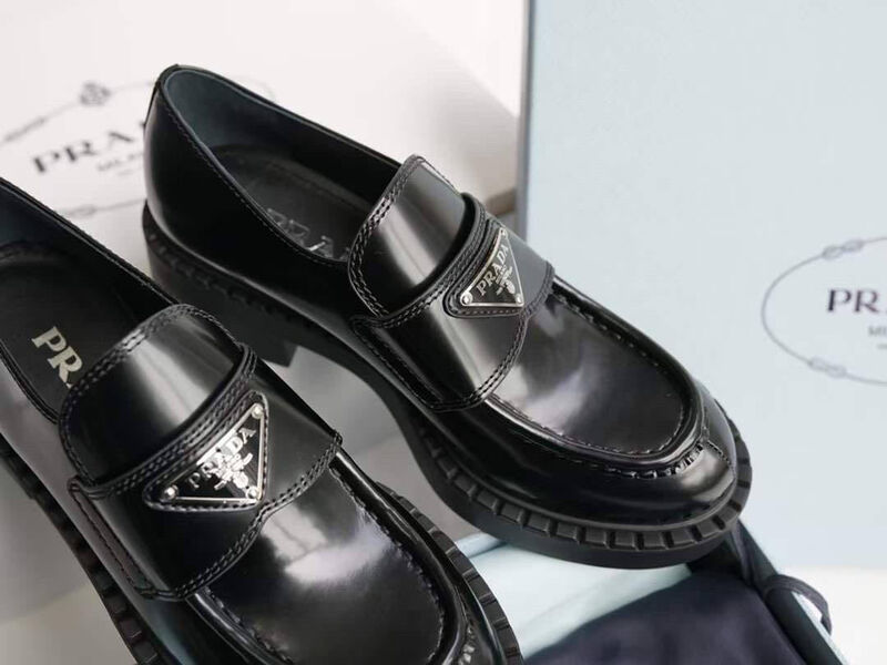 Лоферы Prada женский кожа черный 124398-2