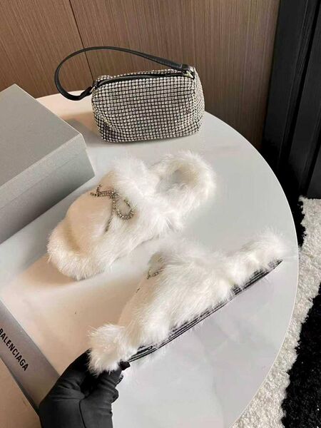 Меховые тапочки Balenciaga женский натуральный мех белый k0130657-1-4