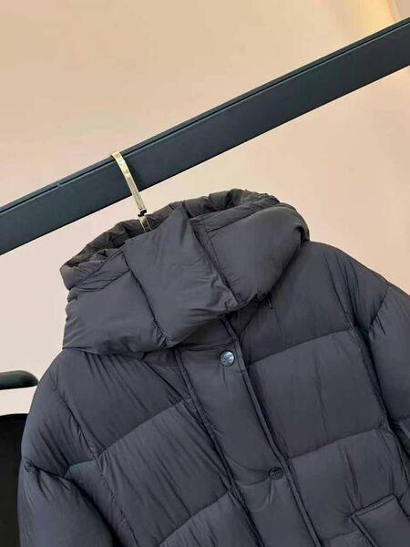 Пуховик женский Prada женский пух перо черный w2111644-1-8