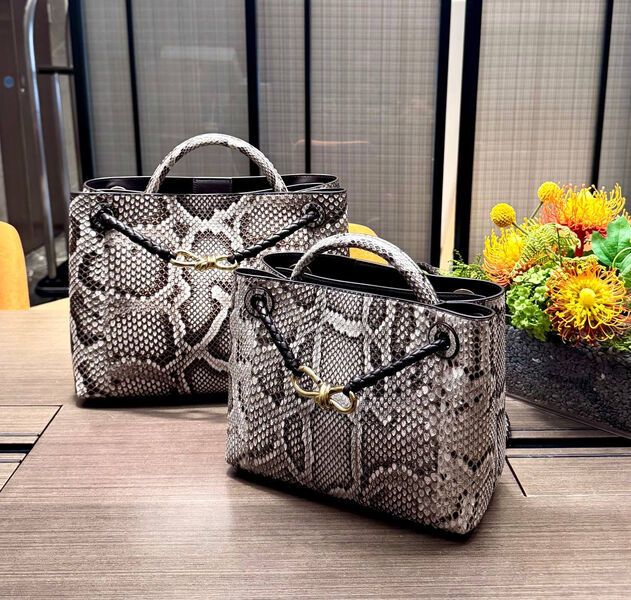 Сумка Bottega Veneta Andiamo Shoulder Bag Python женский кожа графитовый 170968-5
