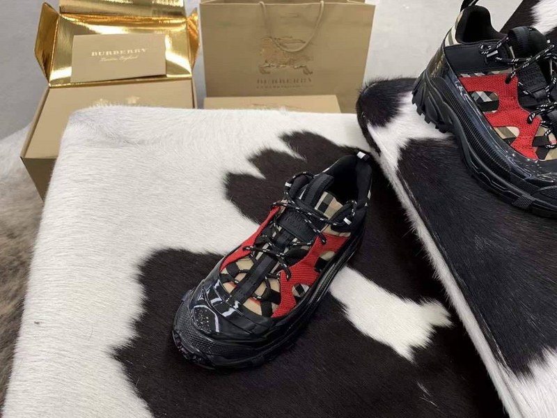 Кроссовки Burberry женский бежевый 92608-6