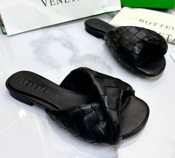 Шлепки Bottega Veneta женский кожа черный 187731