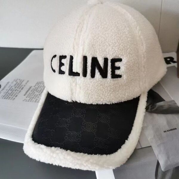 Кепка Celine женский натуральный мех бежевый 25917