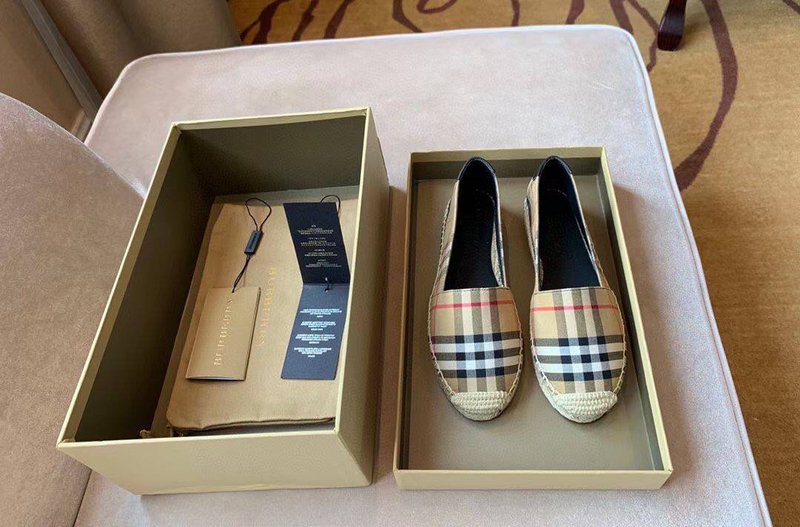 Слипоны Burberry женский текстиль бежевый 70963-2