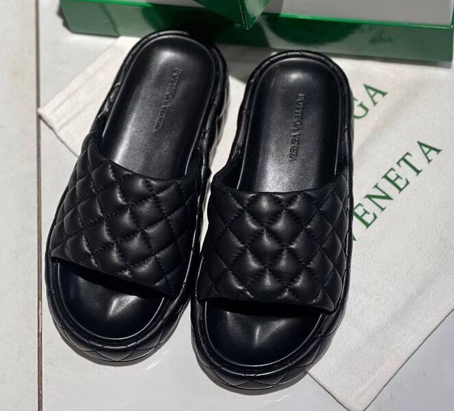 Шлепки Bottega Veneta женский кожа черный 117601