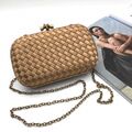 Клатч Bottega Veneta Chain Knot женский шелк золотой 26022