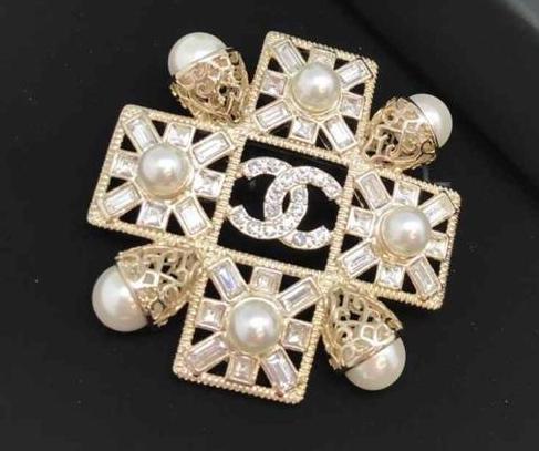 Брошь Chanel золотой 10375