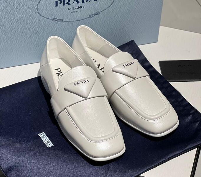 Лоферы Prada женский кожа белый 40897