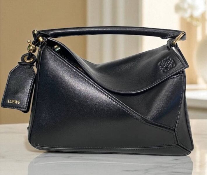 Сумка Loewe женский кожа черный 194892