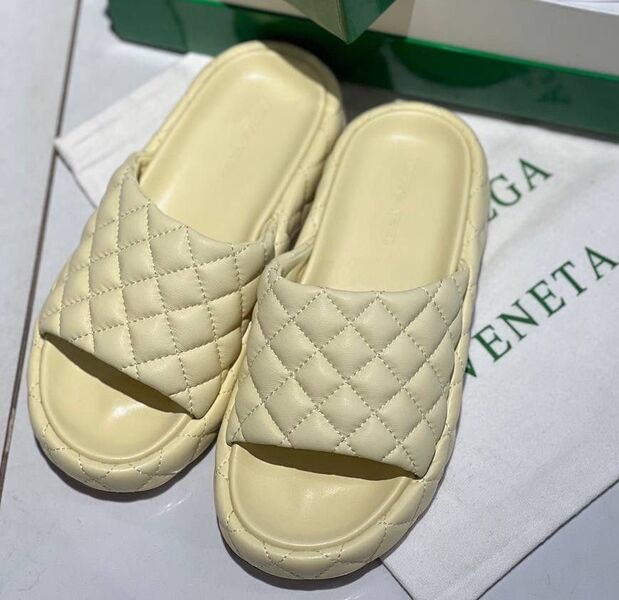 Шлепки Bottega Veneta женский кожа бежевый 117589