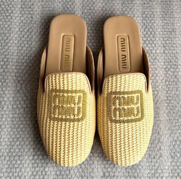 Мюли шлепки Miu Miu женский кожа бежевый 150260