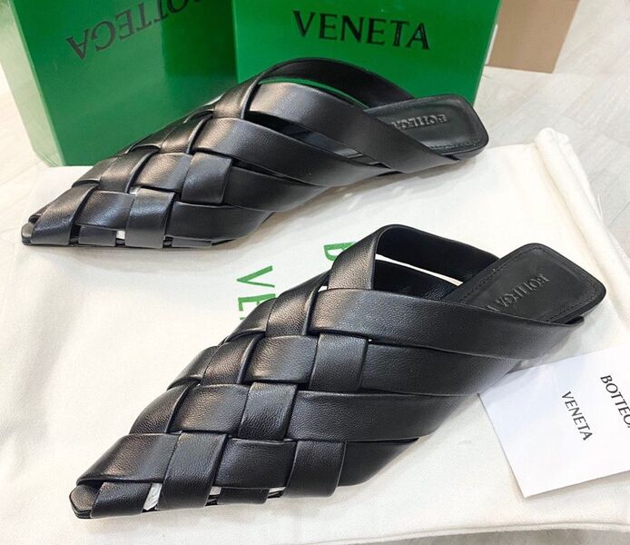 Шлепки Bottega Veneta женский кожа черный 117816