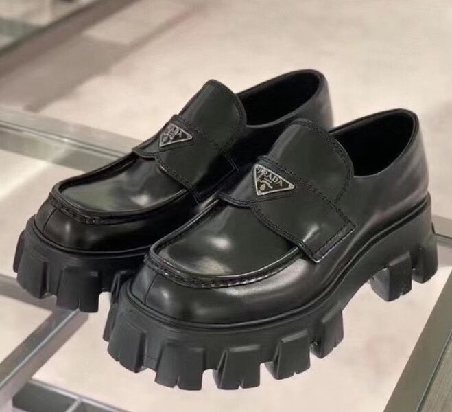 Лоферы Prada женский кожа черный 40903