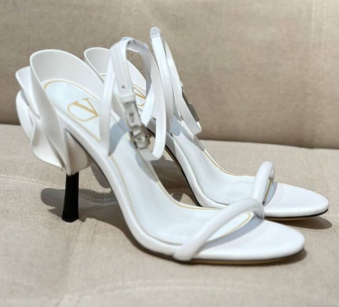 Босоножки Valentino женский кожа белый 138039