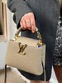 Сумка Louis Vuitton Capucines женский кожа бежевый 156138-2