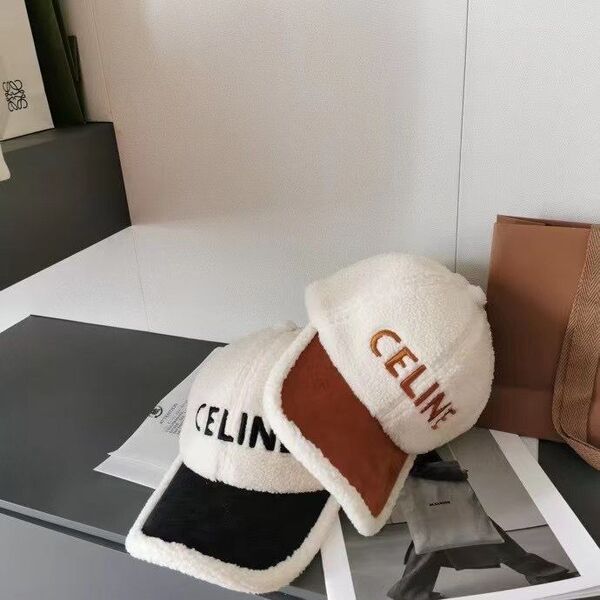 Кепка Celine женский натуральный мех бежевый 25917-4